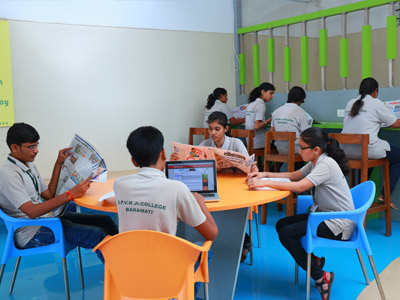 Students using periodical and e-resource corner